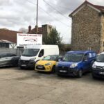 Atelier de carrosserie, véhicules en cours de réparation