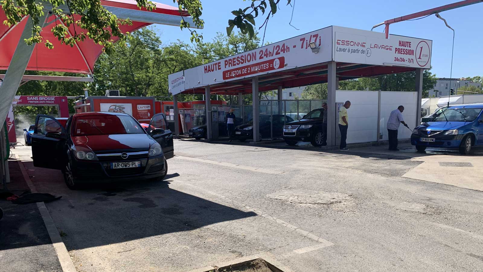 Aspirateurs et espace détaillage sous abri à Essonne Lavage